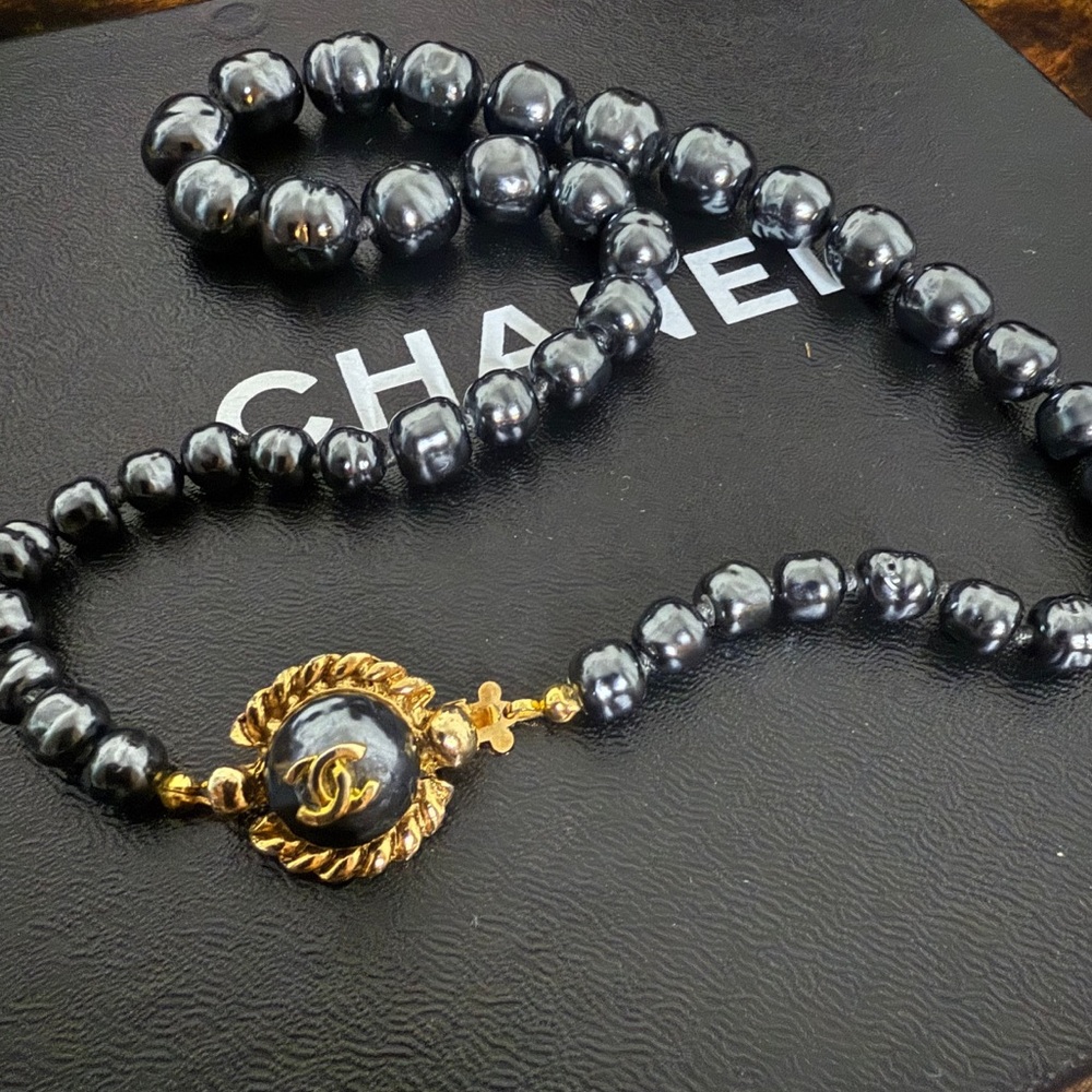 CHANEL Anthracite Black Pearl CC 1980s Gold Beaded Necklace